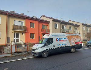 Zateplení stropu řadového rodinného domku pomocí foukané izolace